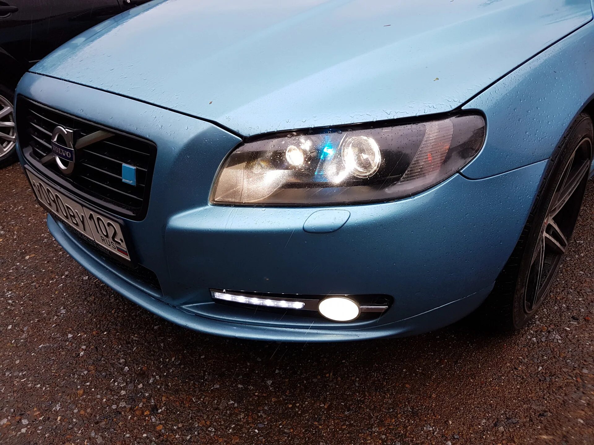 Фары volvo s80. Линзы bi Xenon Volvo s60. Фара Volvo s80. Вольво s80 с черными фарами. Volvo s80 2g.