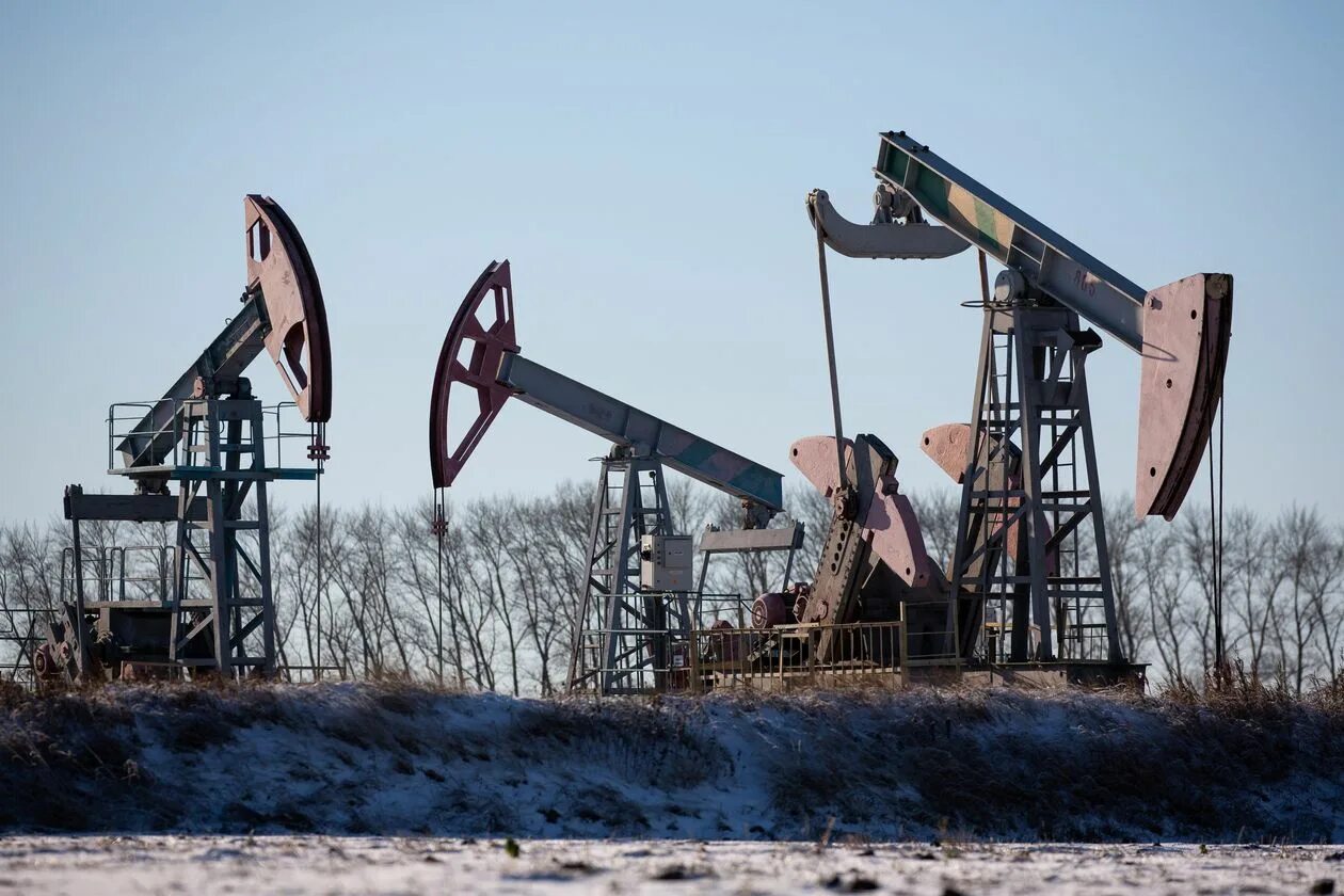 Как добывают нефть. Машина для добычи нефти. сокращение добычи нефти. нефтедобыча 2000. машина которая добывает нефть.