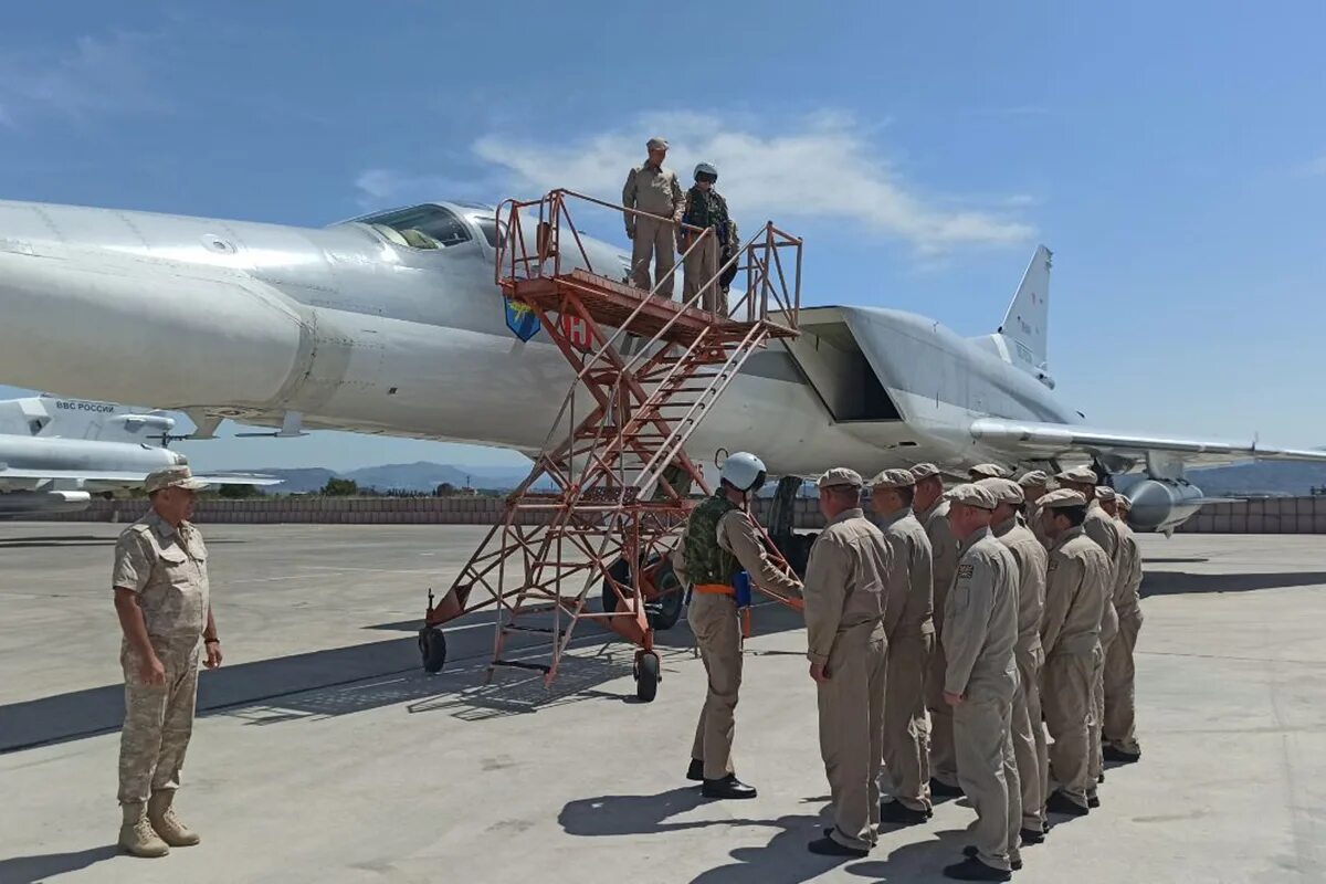 Ту 22м3 экипаж. Ту-22м3. ту-22м3 вкс россии. бомбардировщик ту-22м3. ту-22м3 дальний бомбардировщик.