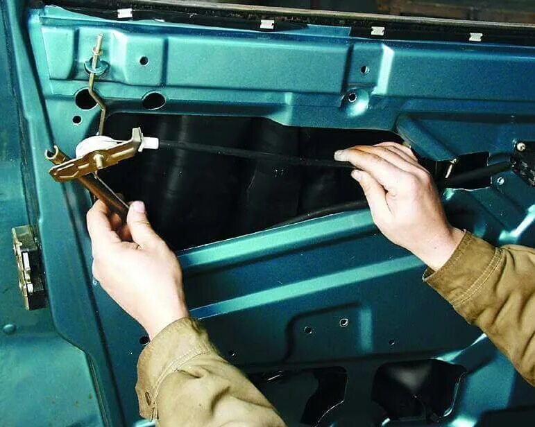 Daewoo nexia n150 виброизоляция дверь. Реечный стеклоподъемник ваз 2112 передний. Установка стеклоподъемника ваз 2110. Крепление стеклоподъёмников ваз 2110. Задние стеклоподъемники ваз 2112.