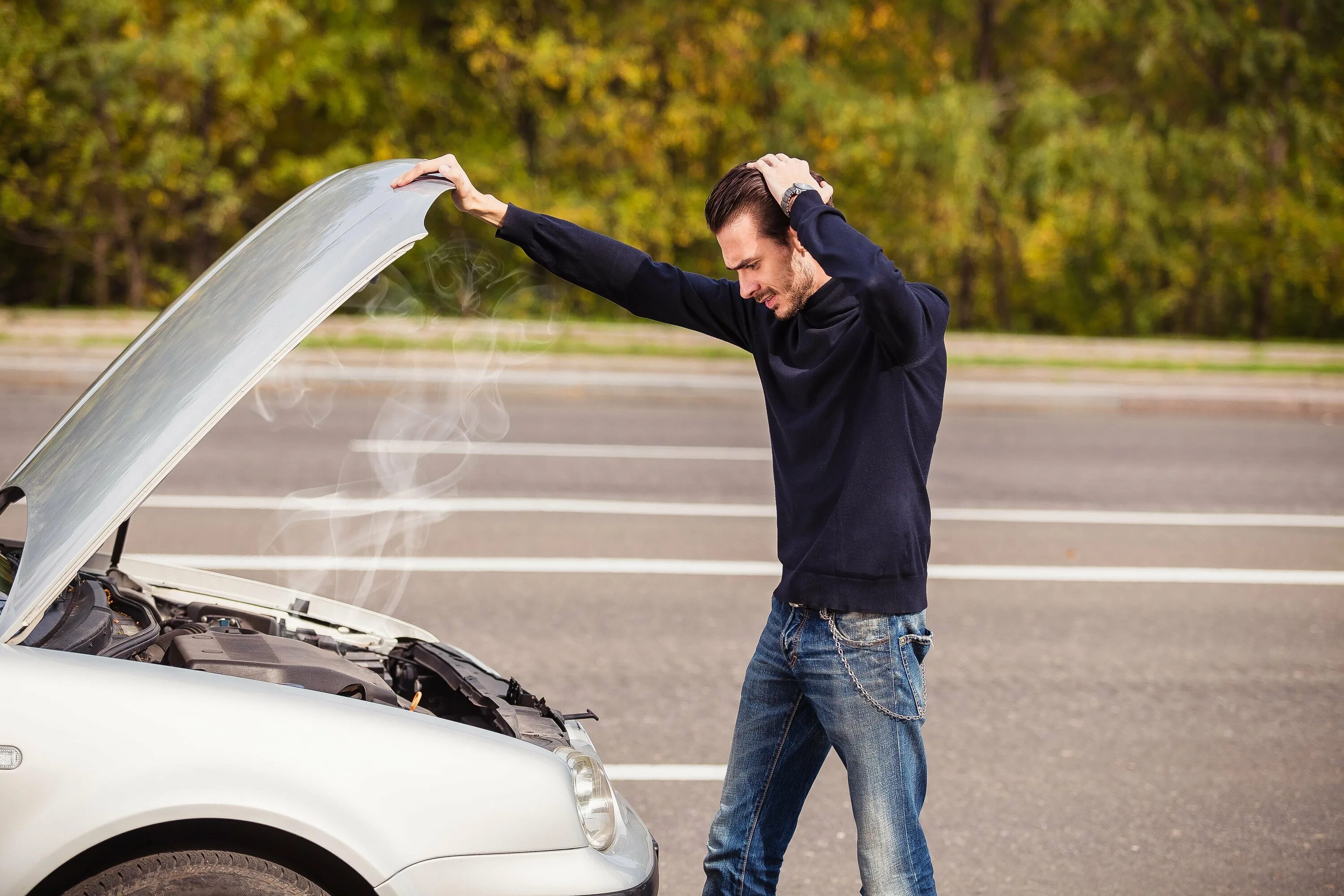 Fixes his car. Поломка автомобиля. Поломка автомобиля на дороге. Сломалась машина на дороге.