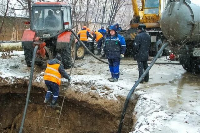 Дзержинский нет воды сегодня. Порыв водопровода. Порыв водопровода зимой. Порыв теплосети. Порыв газопровода.