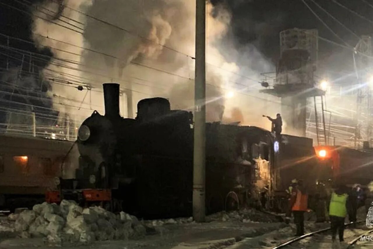 пожар. поджог дома. дом горит. пожарные тушат дом. пожар в манжероке 27.