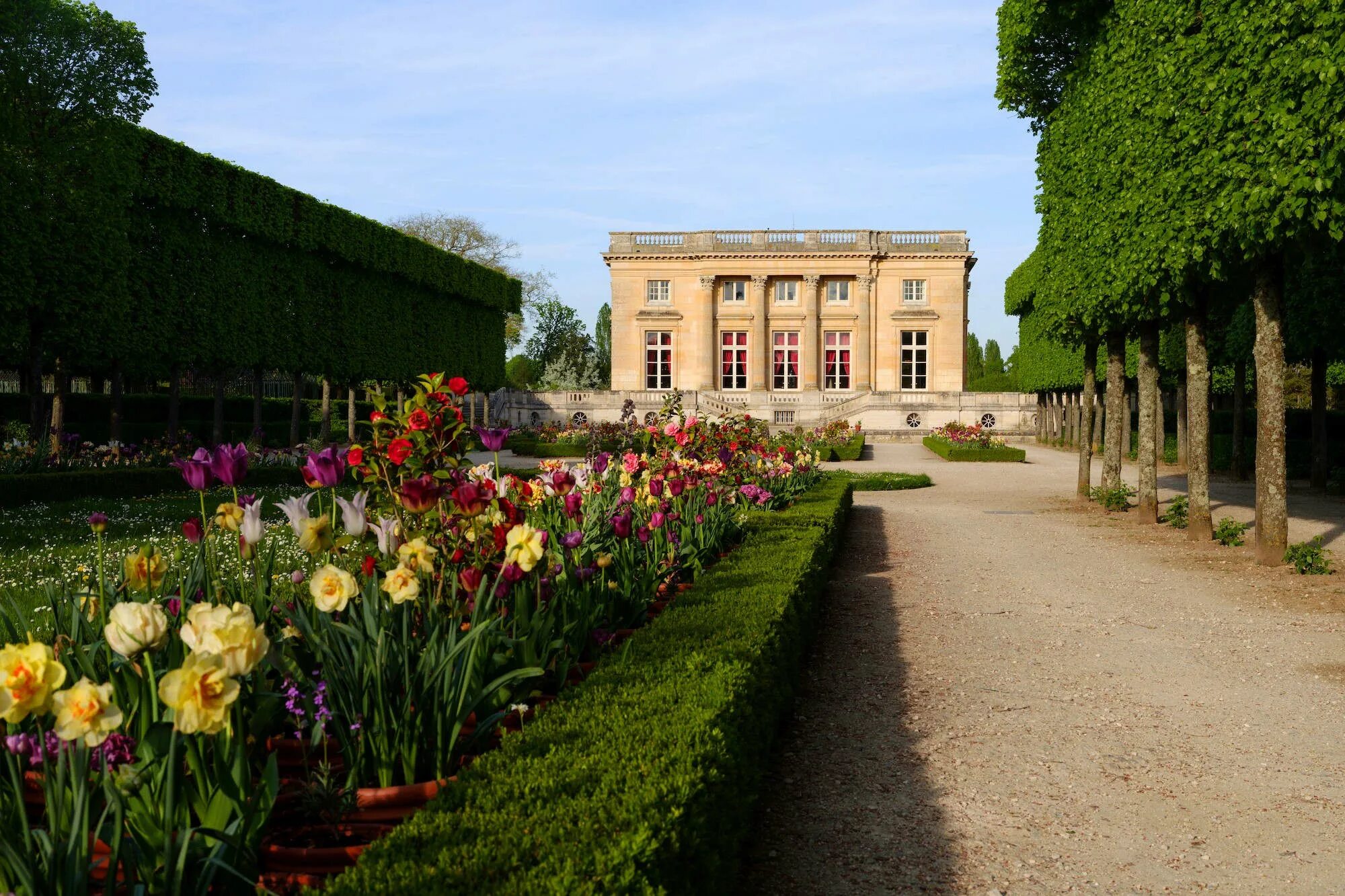 Трианон версаль. Малый Трианон сады и парк. Версальский дворец Трианон. Большой Трианон сады и парк Версаля. Дворец малый Трианон.