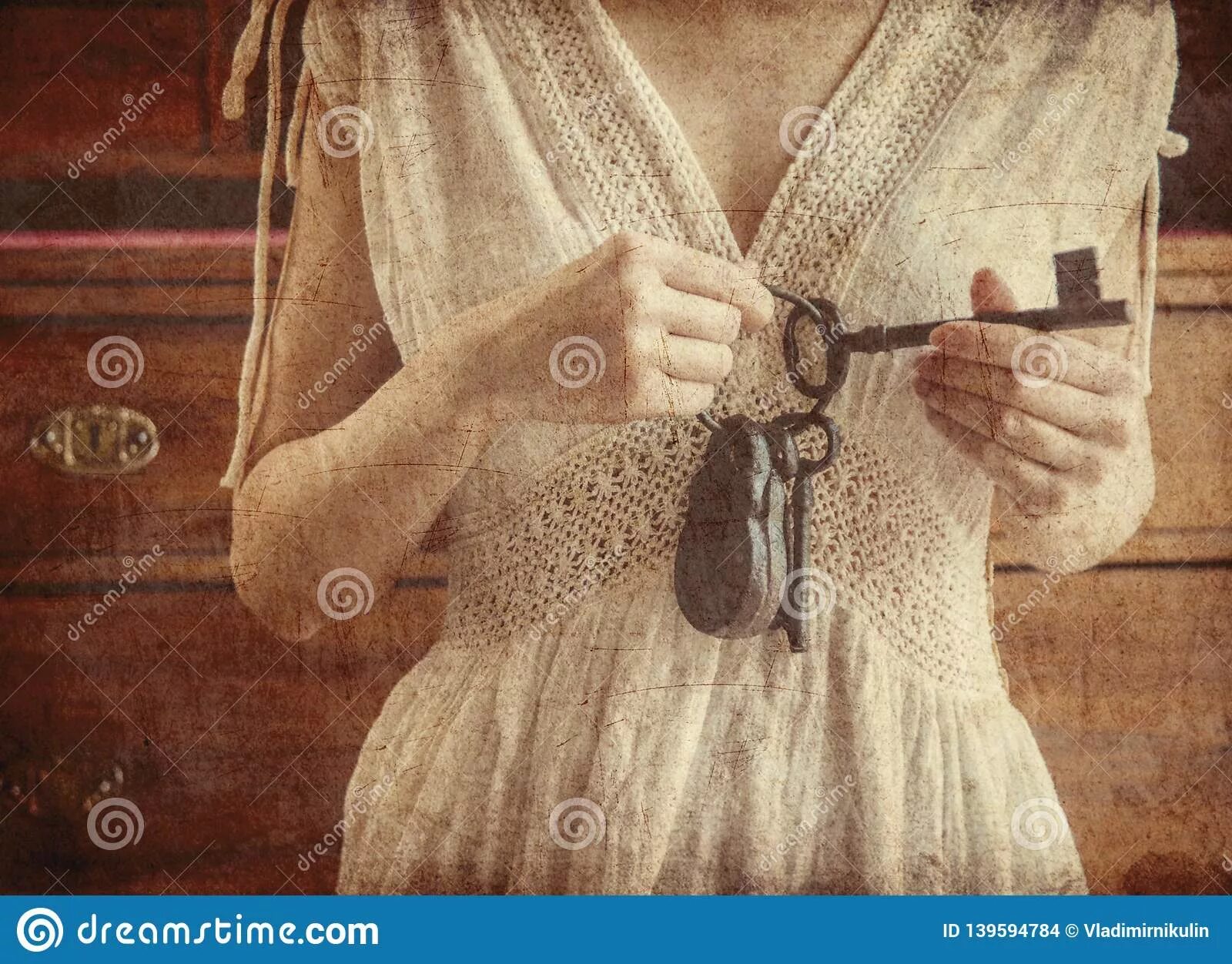 Женщина с замком в руках. Девушка со старинным ключом. Девушка держит руки замочком. Девушка держит руки в замке. Hold old