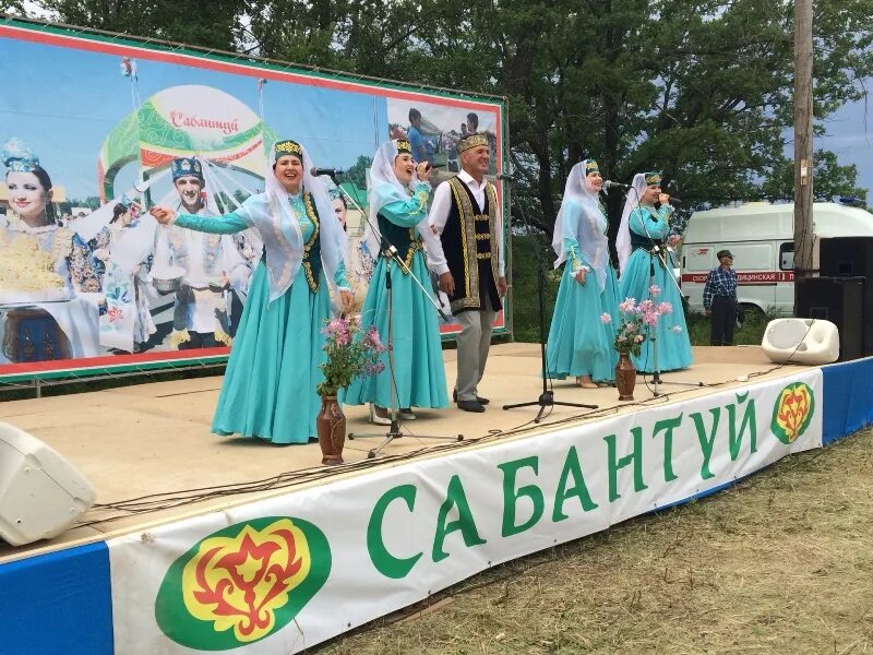 Сабантуй татарский национальный праздник. Сабантуй традиция Татаров в Оренбургской области. Сабантуй Бугуруслан. Сабантуй Оренбург.