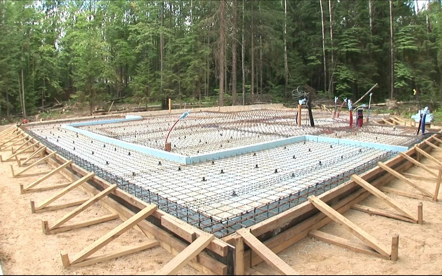 Ушп финская плита. Строительство технологии фундаменты. Ушп плита фундамент. Фундамент сваи тисэ ростверк. Фундаментная плита малозаглубленная.