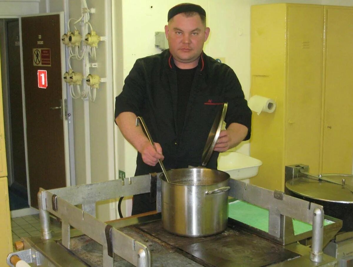 Судовой буфетчик. Судовой повар. кок на судне. повар на судне. кок судовой повар.