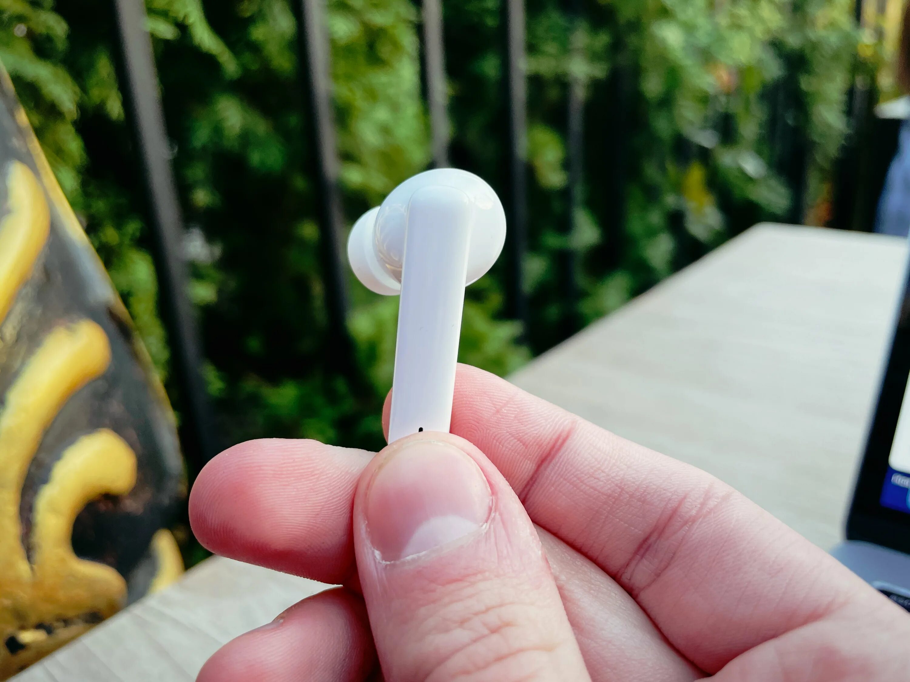 Freebuds airpods. Huawei freebuds 4i амбушюры. Huawei freebuds 4i и AIRPODS. Хуавей аирподс 4. Huawei freebuds 4i с iphone.