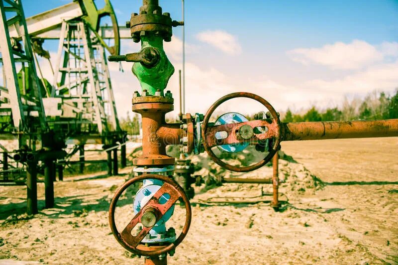 Насос в нефтяной скважине. Насос для нефти из скважины. Фото нефтяной скважины с овальной формой. Нефтяная 11.