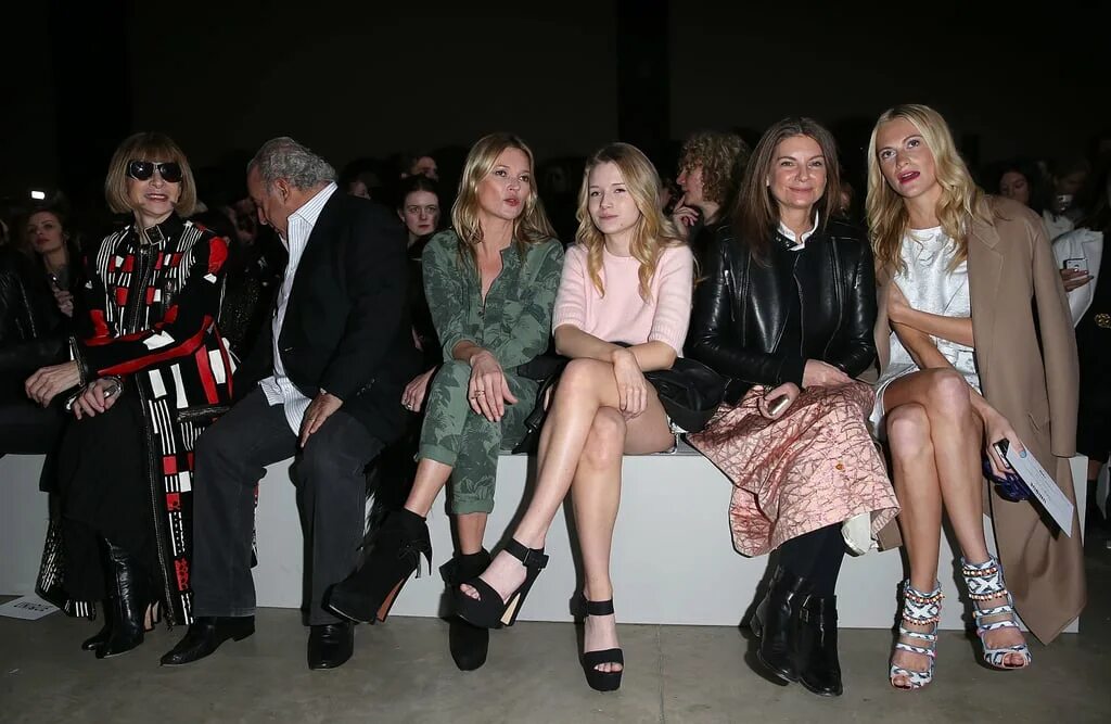 Кейт Мосс с подружками. Женщины в первом ряду. Кейт Мосс проблемы. В первом ряду