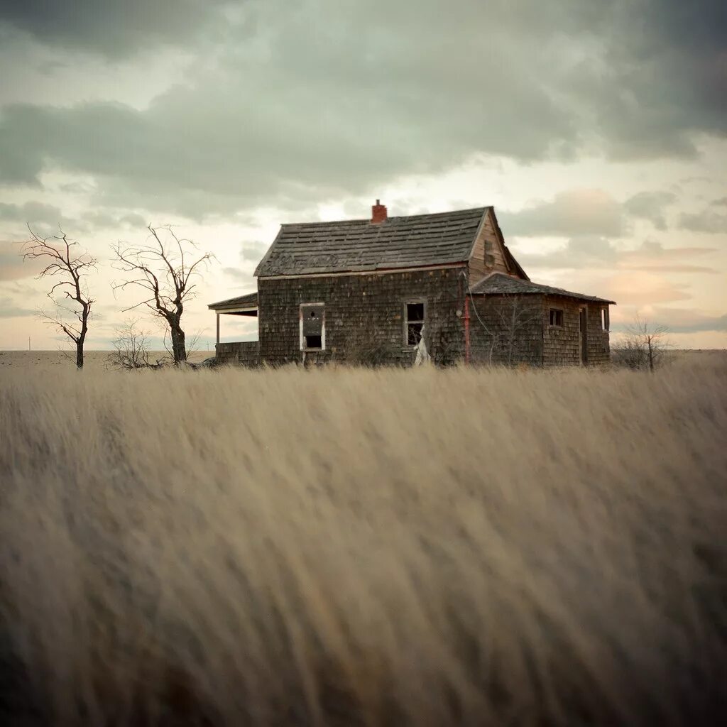 Дом стоящий там слова. Одинокий дом в поле. Одинокий дом. Одинокий домик в поле. Одинокий дом в деревне.