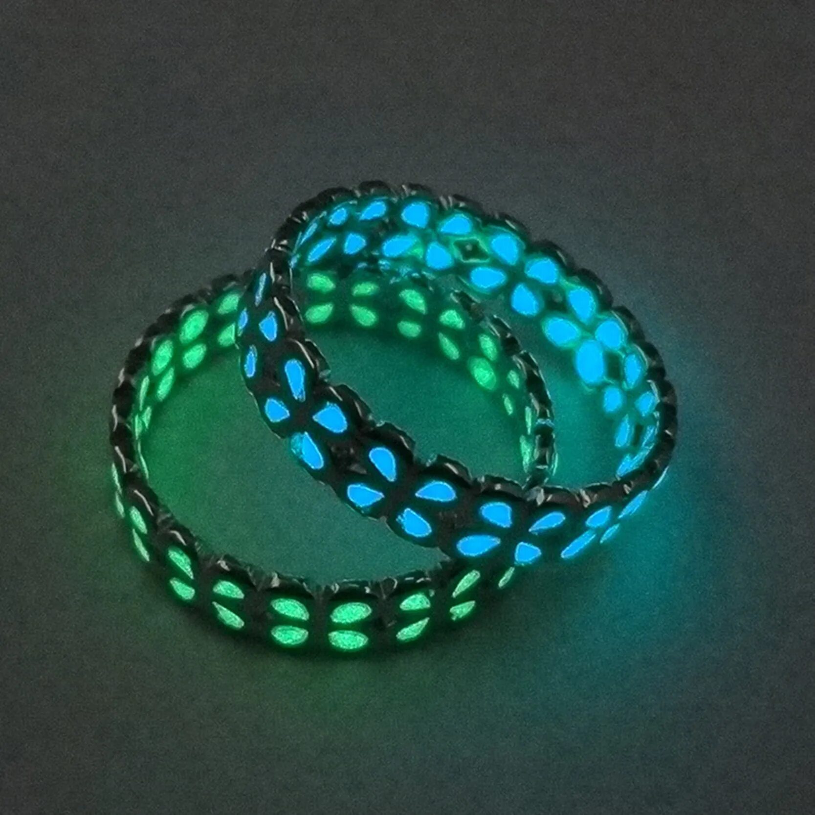 Кольцо светящееся в темноте. Кольцо светится. Светящиеся колечки. Светящееся кольцо. Кольцо властелин колец светящееся.