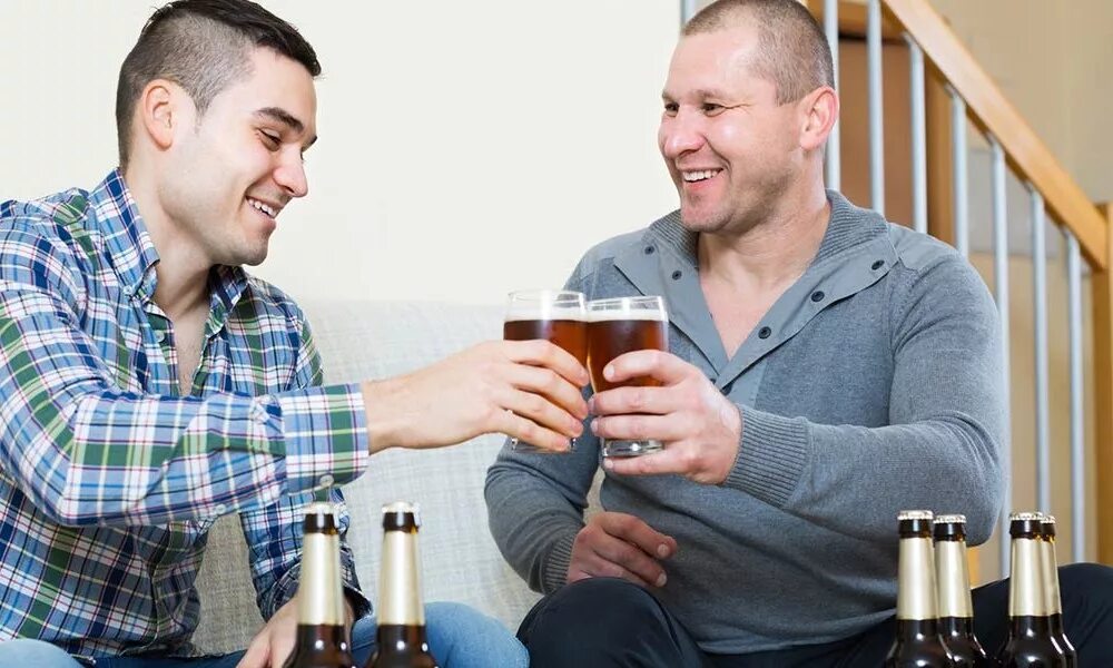 Пиво пью говорю. Мужчины выпивают. Человек с пивом. Двое мужчин пью пиво. Мужчина с пивом.