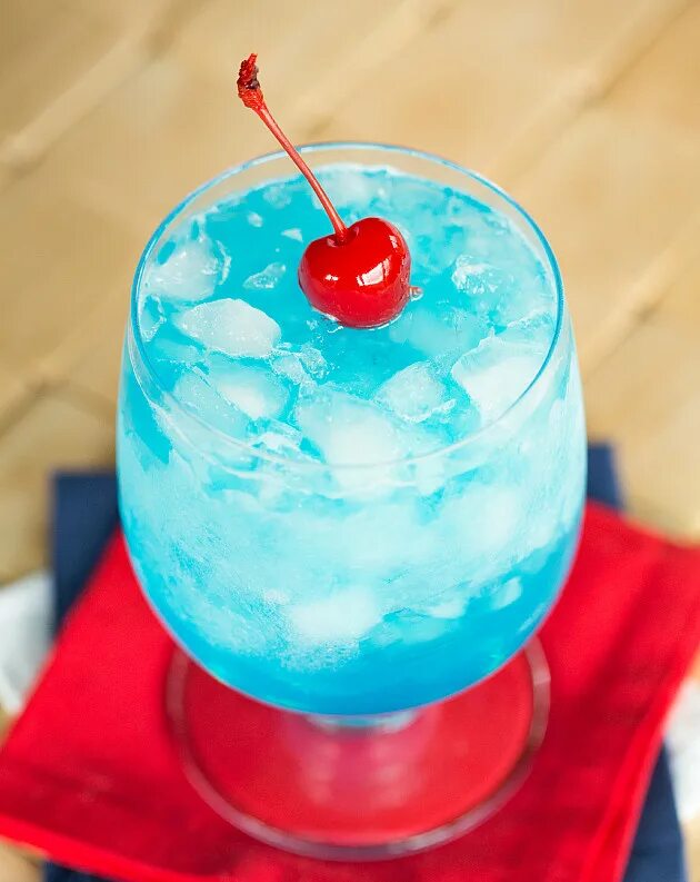 Blue Curacao коктейль. Голубая канарейка коктейль. Голубые сладости. Голубой коктейль с вишенкой.
