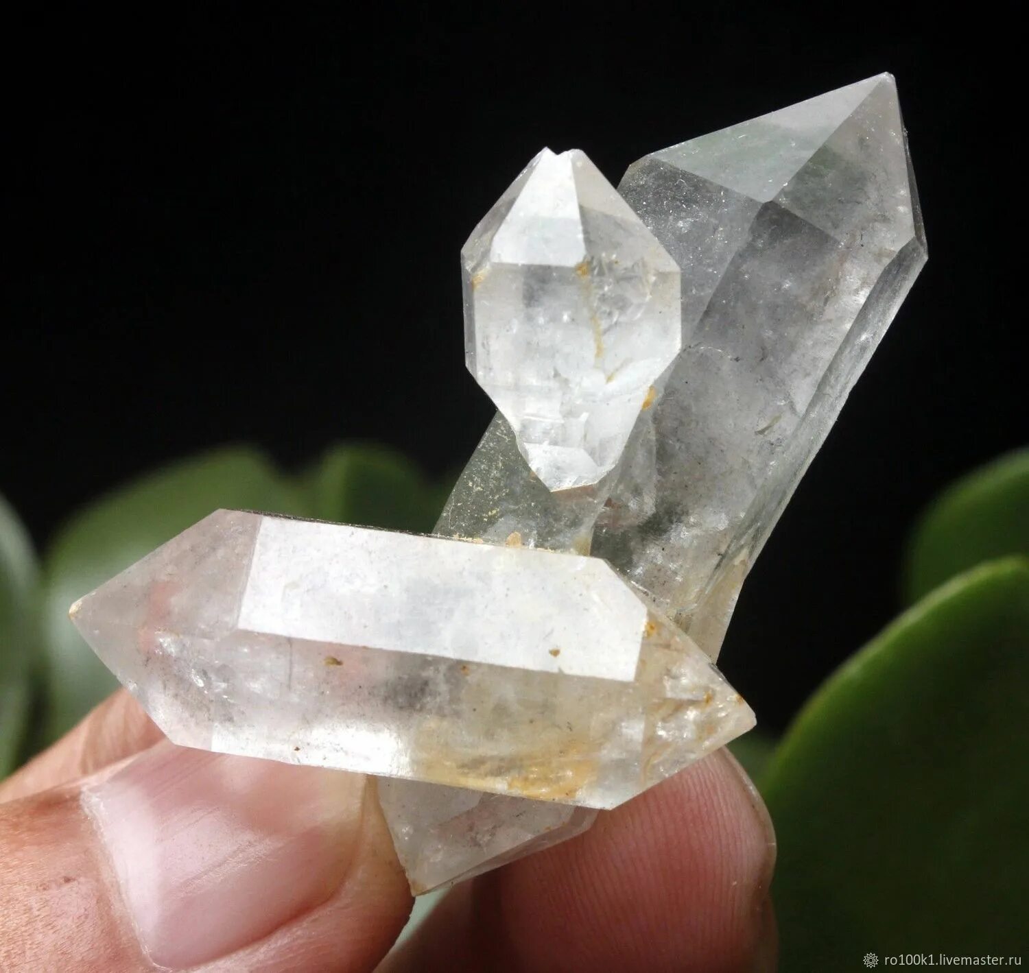 Quartz crystal. Кристалл двухголовик. Кварц двухголовик. Кристалл кварца двухголовик. Кварц минерал Кристалл.