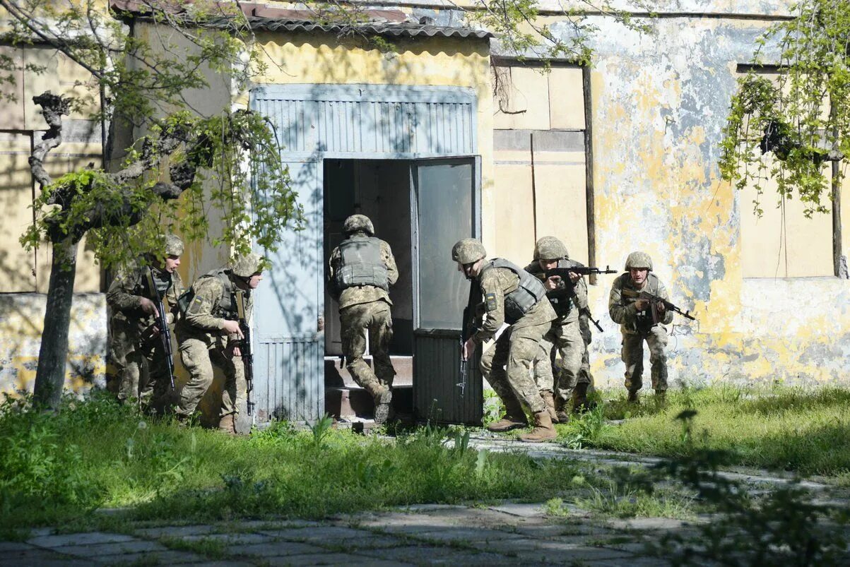 Захват военной базы. Украинские военные Одесса. Украинские военные грабят магазин.