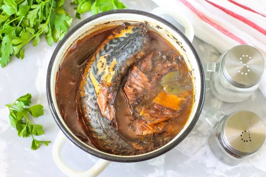 Скумбрия в рассоле в луковой шелухе. Рыба скумбрия в луковой шелухе. скумбрия в луковой шелухе и чайной. скумбрия в луковой шелухе. скумбрия в луковой шелухе и чайной заварке.