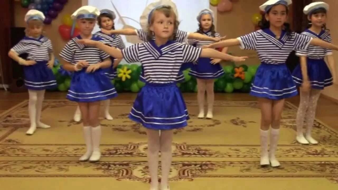 Девочки морячки в детском саду. Костюмы для танцев в детском саду. Танец девочек в детском саду. Матросский танец в детском саду.