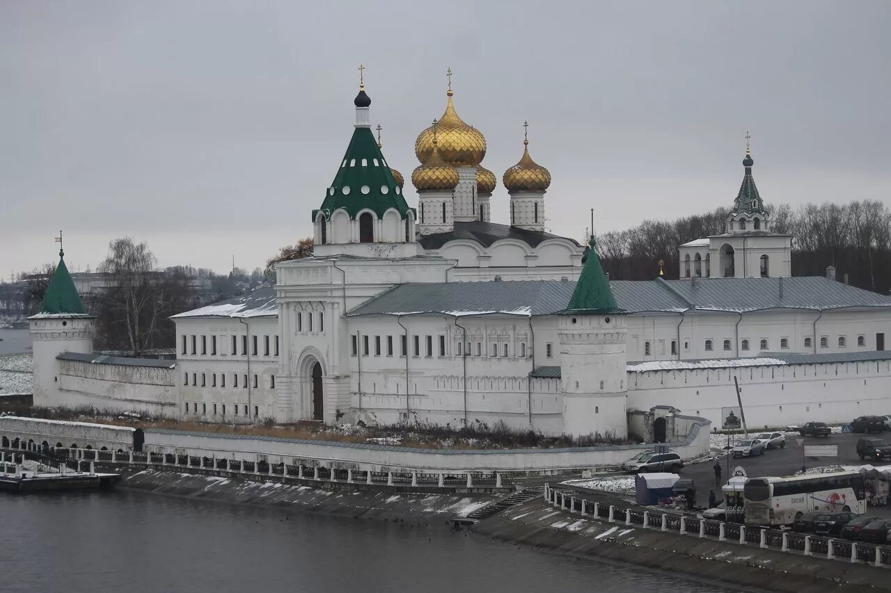 Свято-Троицкий Ипатьевский монастырь в Костроме. Ипатьевский монастырь Кострома. Белокаменный Ипатьевский монастырь. Ипатьевский монастырь. Жизнь монастыря.