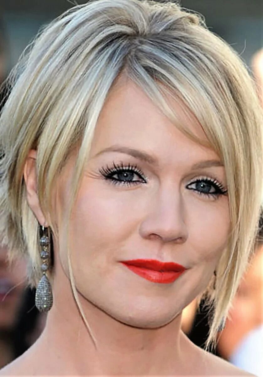 стрижки тонкие волосы 2023 год. эмма робертс стрижка боб. пикси калманович. стрижка боб-гарсон на средние волосы для женщин. каре пикси боб с челкой.