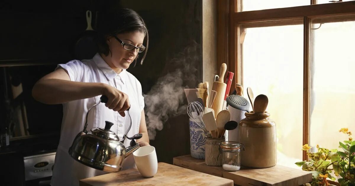 Make dinner. Женщина на кухне. To avoid food poisoning. Woman making tea. The woman in picture 1 is making.
