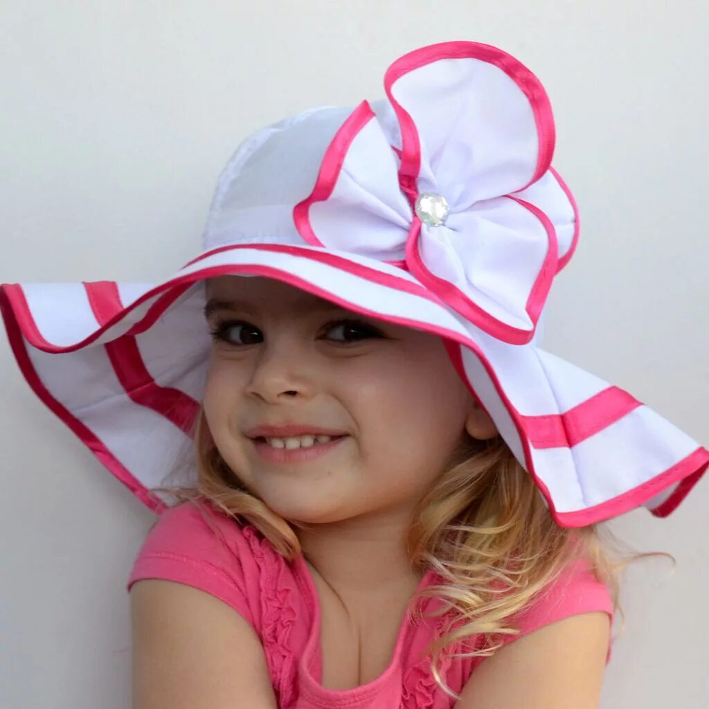 Панамка для девочки 2 года. Детские шляпы. Шляпки для девочек. Девочка в шляпе. Шляпка детская летняя.