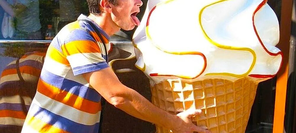 Огромное мороженое. Прикольное мороженое. Смешное мороженое. Украл мороженое.