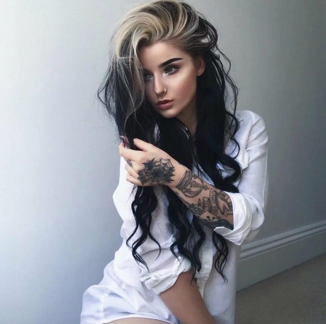 Черно белые волосы у девушек. Ариана гранде 2018. Модель anydeath 2019. Черно белые волосы. Черно серые волосы.