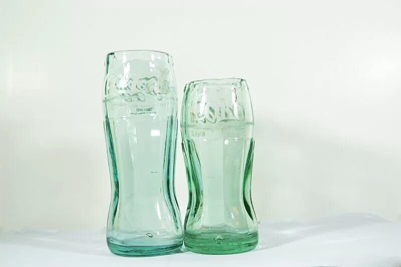 Сделай стопку. Доска для рюмок. Сделай стопку. Стаканы из бутылок. Стакан из бутылочного стекла.