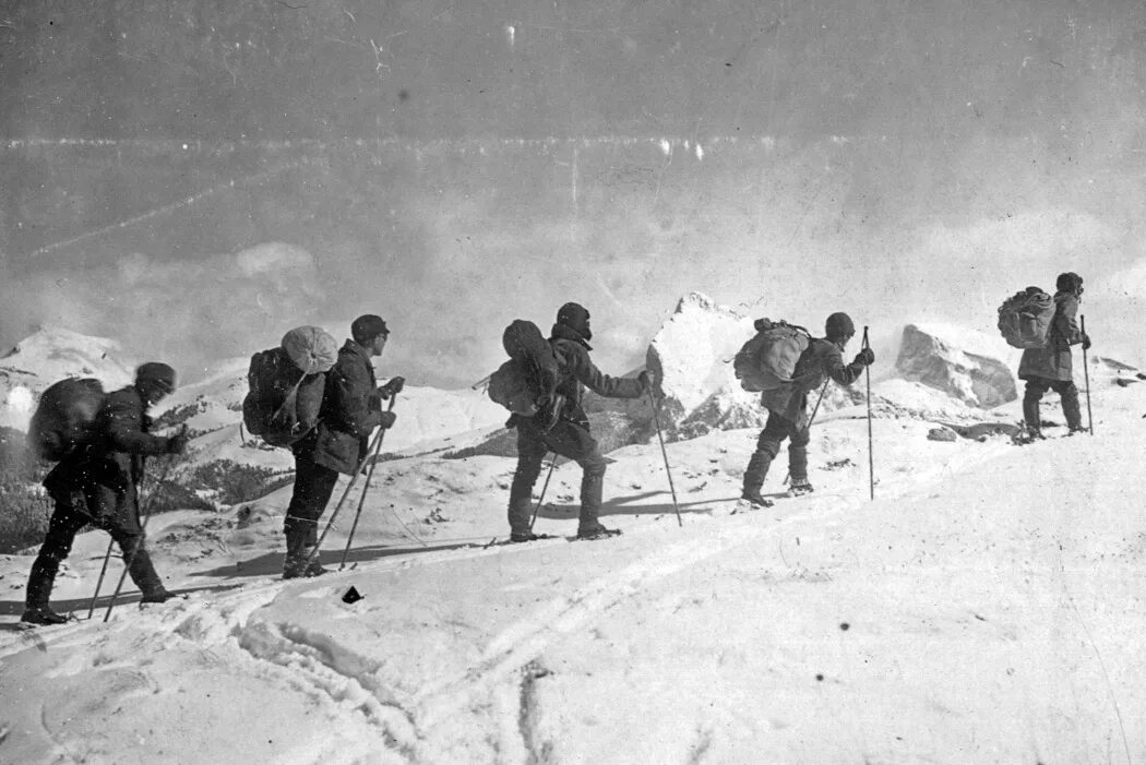 Экспедиция зимой. Зимняя экспедиция на гору. Зимняя экспедиция. Белое море 2016 онежская кругосветка. Аот зимняя экспедиция.