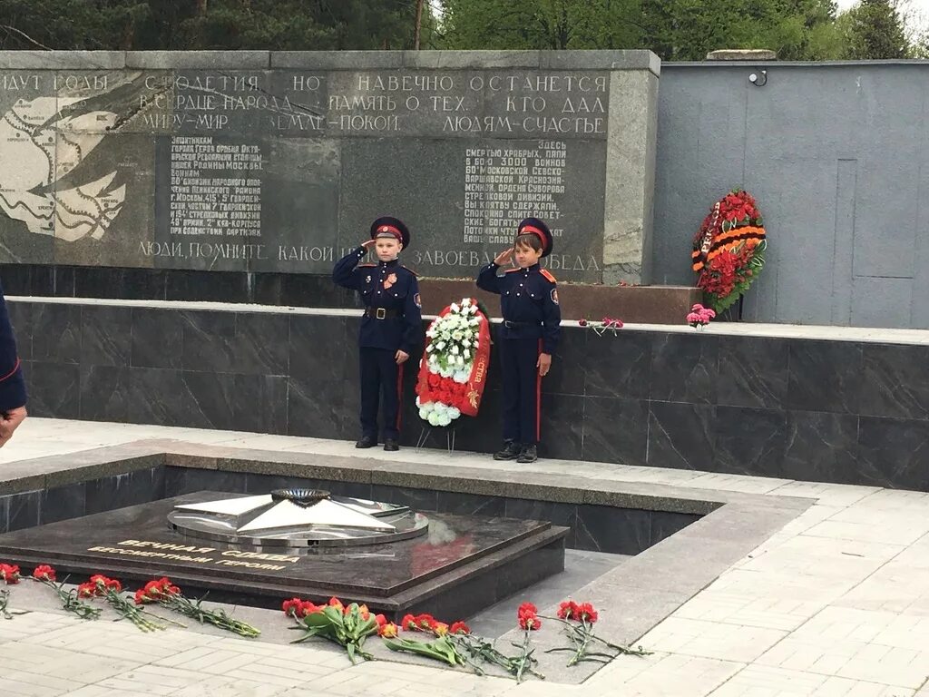 Кременки мемориал. Вечный огонь Кременки. Кремёнки Калужская мемориал. Город Кременки Калужской области вечный огонь.