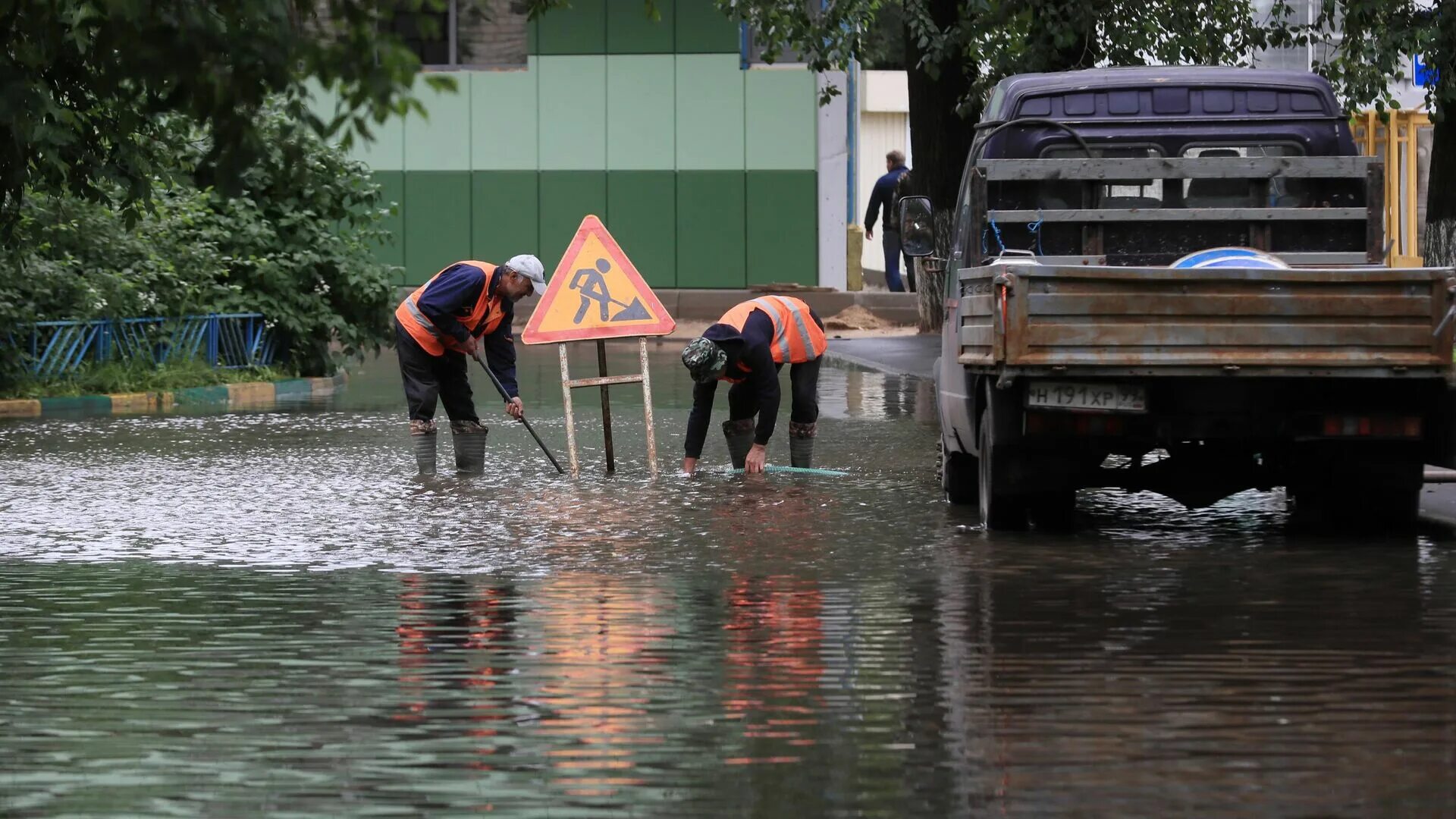 Уровень воды в туринске сегодня. Ликвидация последствий наводнения. Уровень воды. Опасности на улице. Уровень воды в реке.