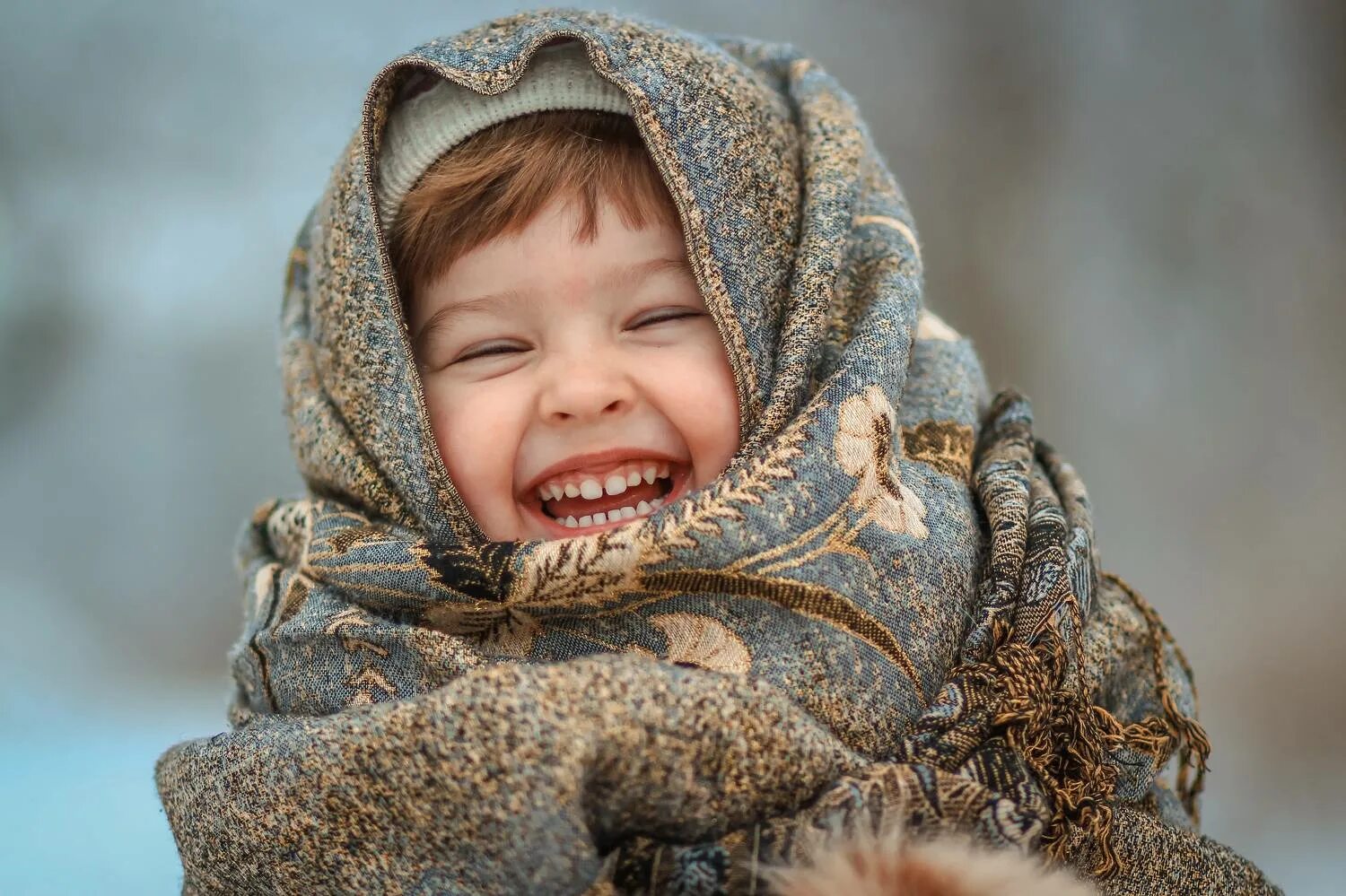 Дети одевались потеплее. Укутанный малыш. Укутанный ребенок зимой. Ребенок укутанный в шарф. Укутанный ребенок девочка.