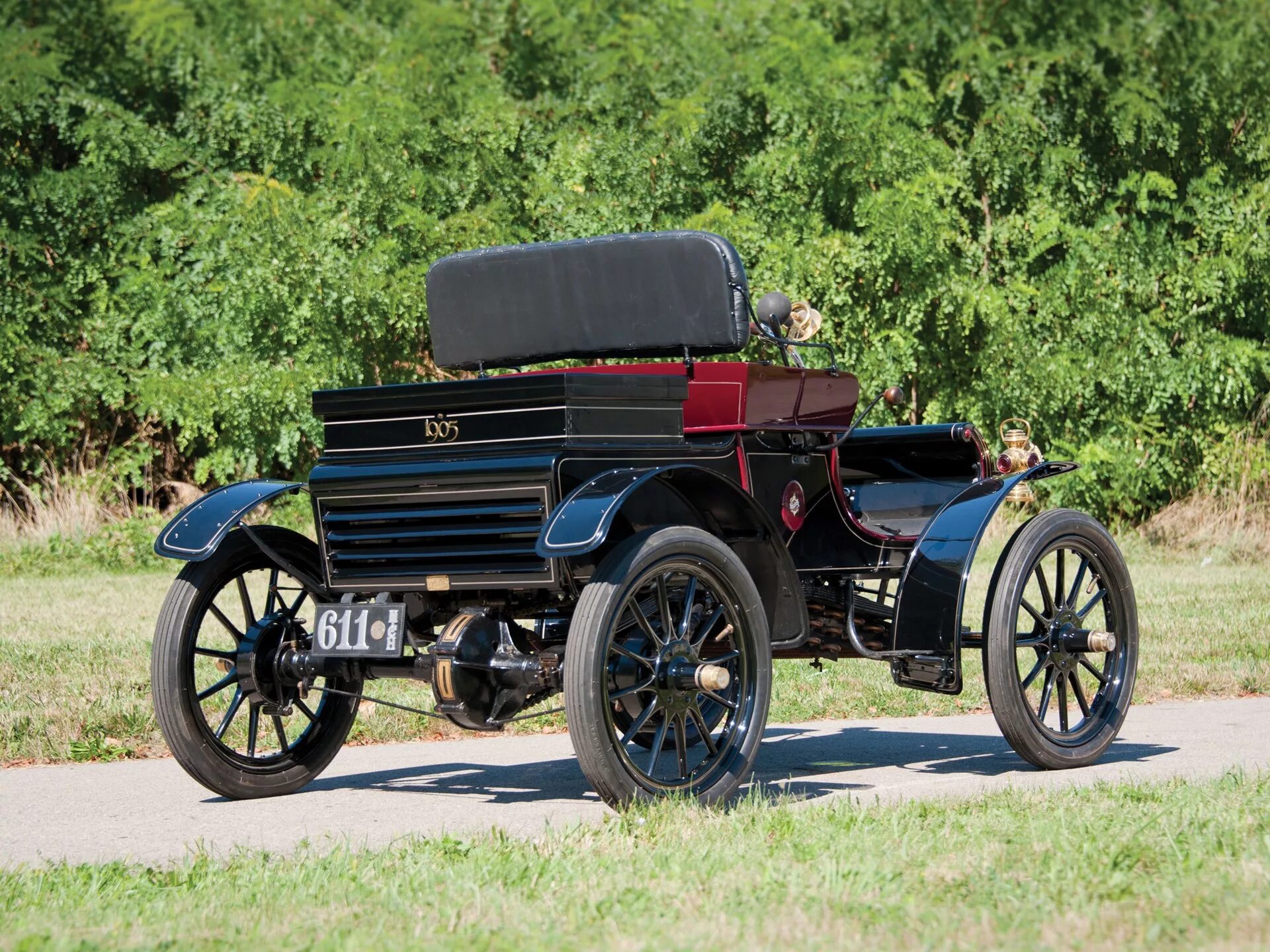 Первые серийные автомобили. Oldsmobile Curved Dash 1901 года. Олдсмобиль 1905 года. Ford model b 1905. Ford model b (1904).