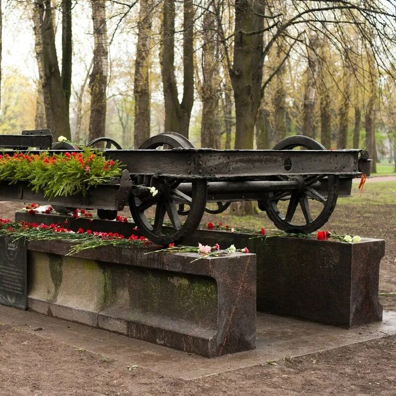 Парк победы вагонетка. Парк победы блокада. Кирпичный завод в парке победы. Кирпичный завод парк победы крематорий. Кирпичный завод в парке победы в блокаду.