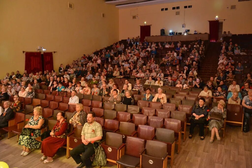 Рязань культурный центр. Сцена МКЦ Рязань. МКЦ Рязань зал. Муниципальный культурный центр Рязань сцена. МКЦ Новороссийск зрительный зал.