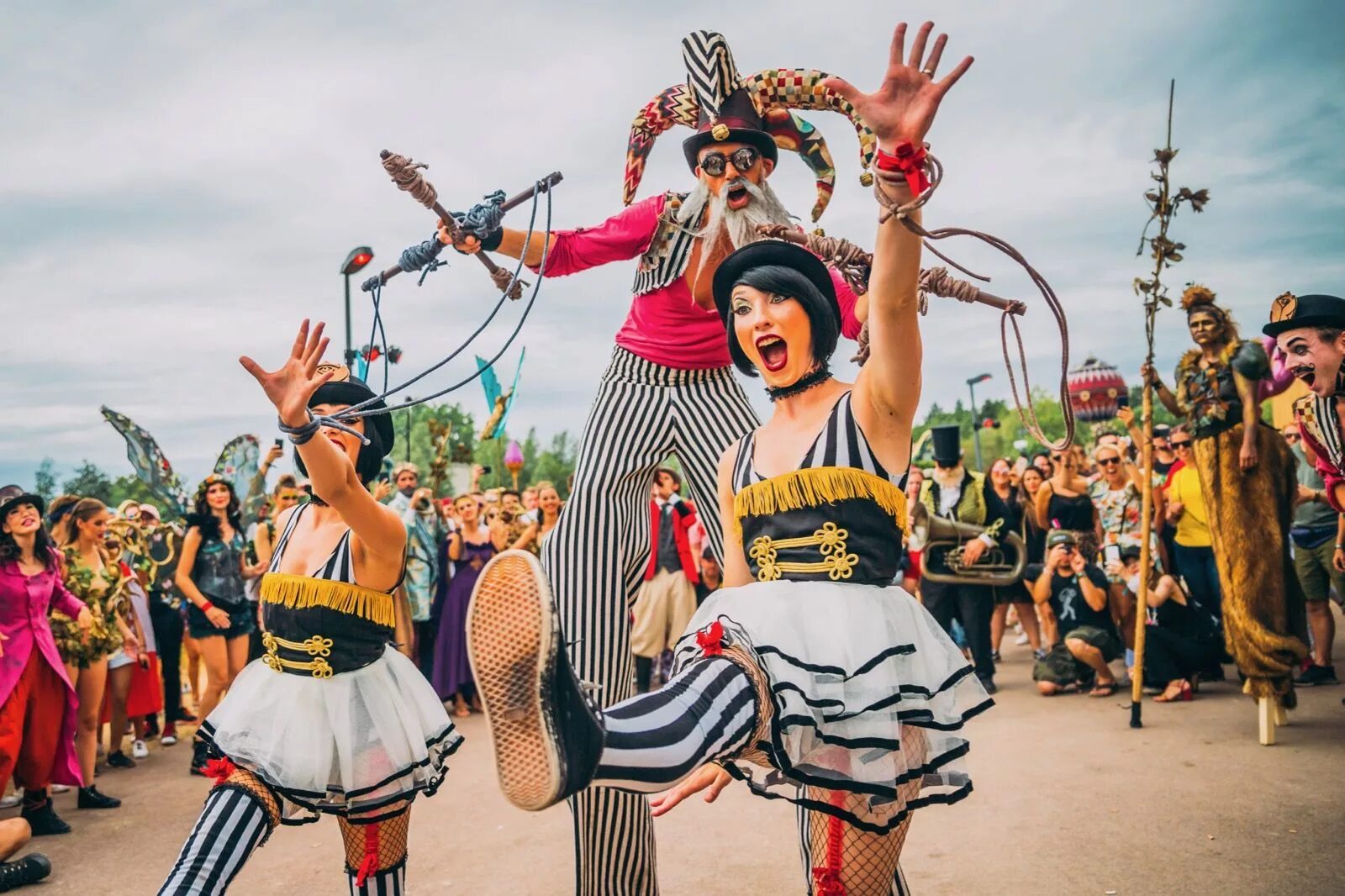 Атланта саммер фестиваль. Безумное веселье. Праздник красок холи в индии. Festivals around. Праздник весны в индии.