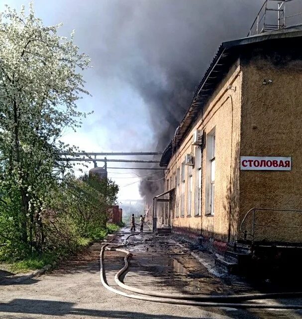 Химзаводское озеро бердск. Пожар на химзаводе сегодня. Бердский химический завод. Завод бэмз бердск. Заброшенный цех химзавода бердск фото.