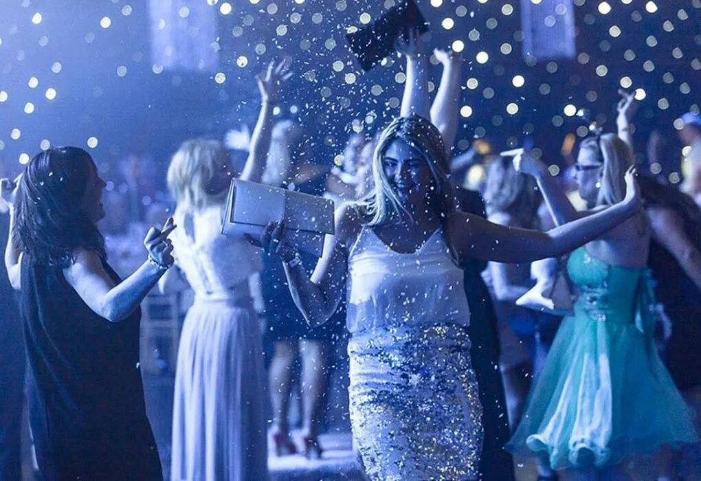 Новогодняя вечеринка для подростков. Одежда для зимней вечеринки. Новогодняя вечеринка. Пик на зимнюю вечеринку. Апре ски фестиваль красная поляна.