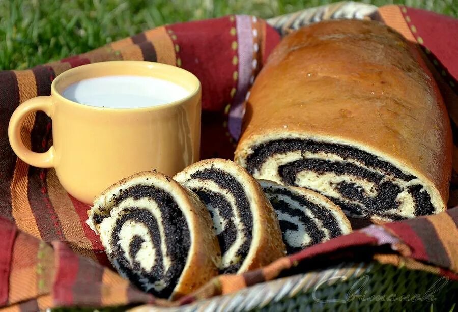 Рулет венский инской. Рулет с маком 250гр. Рулеты маковые дрожжевые. Рулет маковый рулет маковый. Тест на рулет с маком.