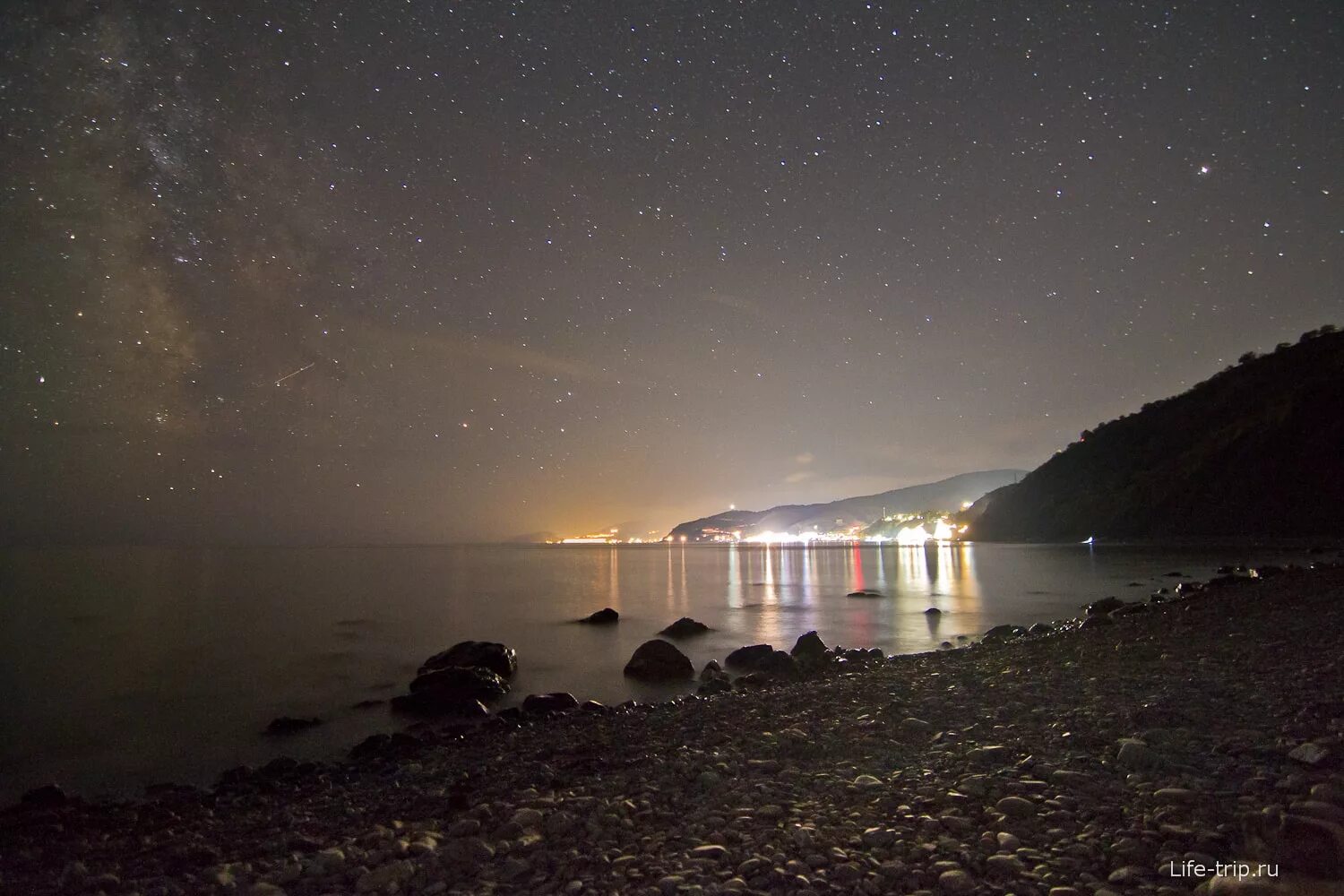 Ночь у берега 81гл. Пляж ночью. Ночное небо Абхазии. Звездное небо Абхазии. Ночное небо Сочи.
