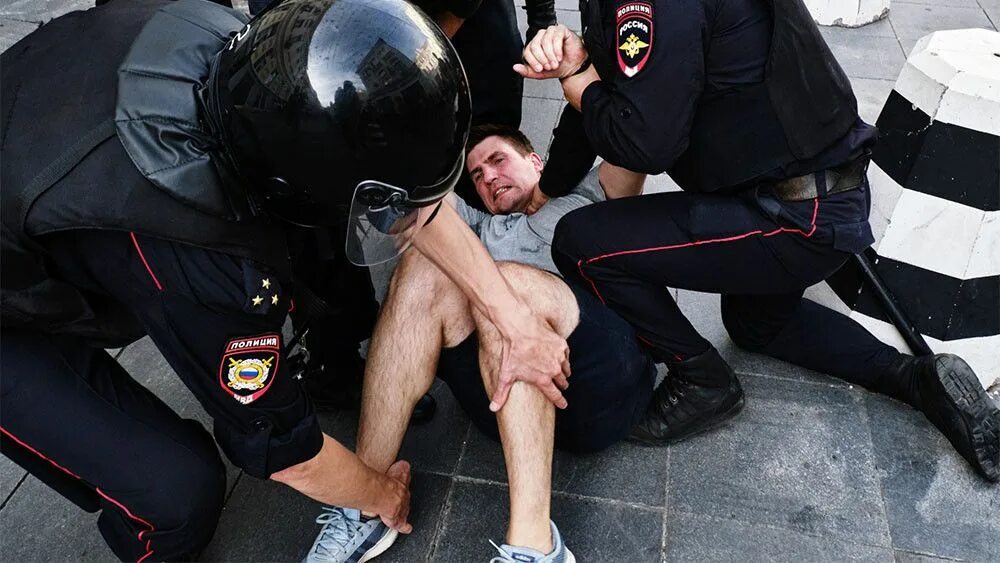 Митинг 27 июля 2019 в Москве. Полицейские спрашивают много людей картинка. Полицейский защищает Монрор.