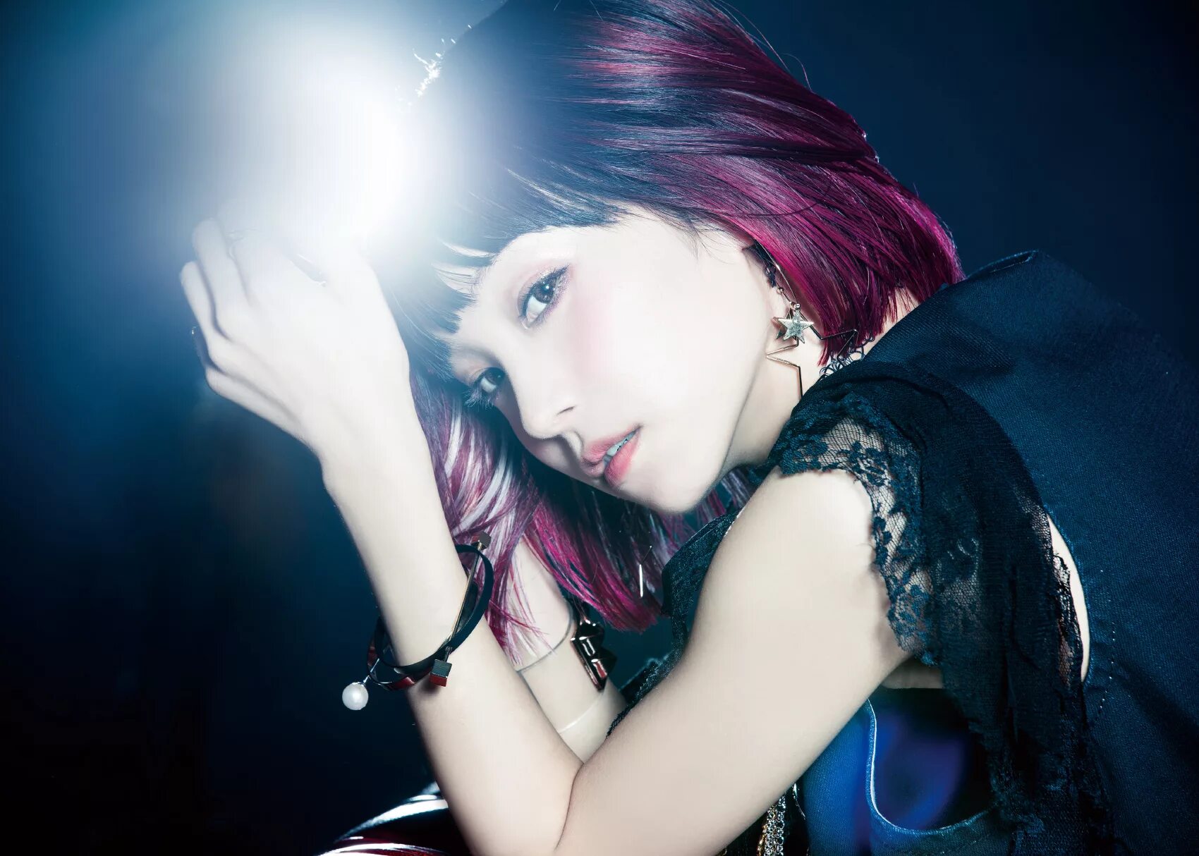 Ado исполнитель япония. адо японская певица лицо. санкэцу сёдзё саюри. Lisa японская певица. риса орибэ певица.