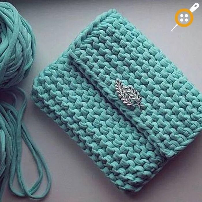 Вязаная сумка клатч. Сумка клатч вязаная крючком. Сумка из трикотажной пряжи крючком. Сумка клатч из трикотажной пряжи. Вязаная сумка клатч.