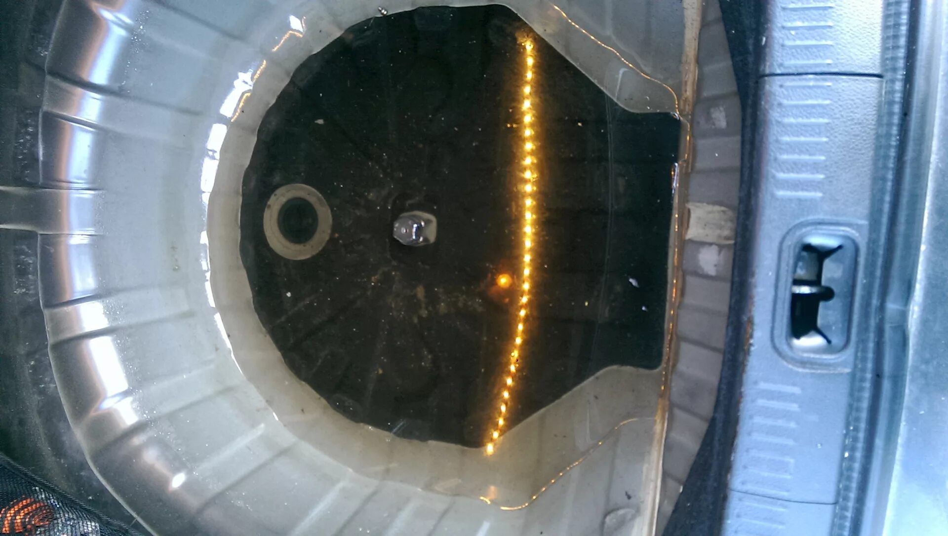 Запаска форд фокус 2 хэтчбек. Корыто в запасное колесо r16. Запаска пежо 207. Откуда вода в запаске. Степвагон 2019 где запаска.