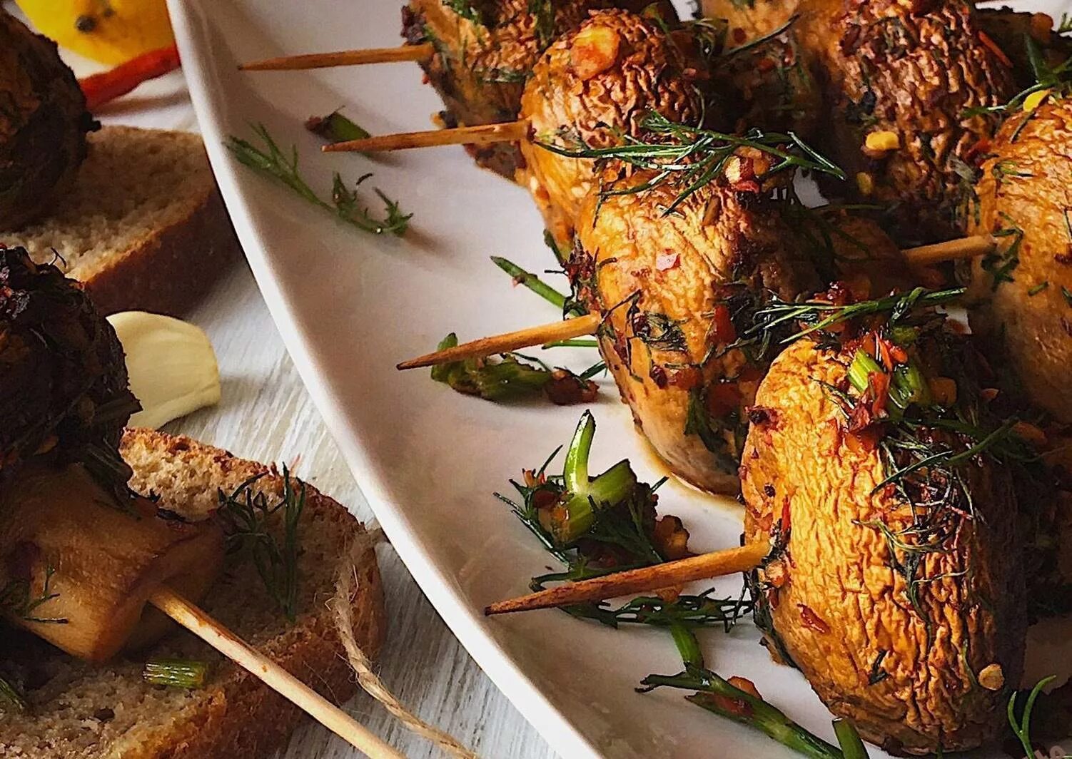 шашлык из шампиньонов маринад. шашлык из шампиньонов на мангале. грибы шампиньоны на мангале. шашлык с грибами шампиньонами. шампиньоны на мангале.