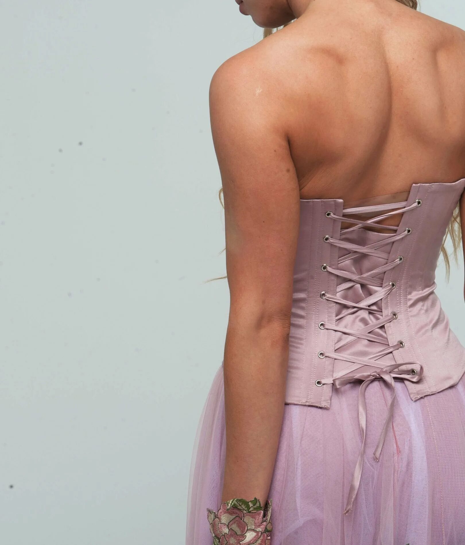 Asos платье с завязкой макси. топ с открытой спиной. красное платье с завязками на спине. платья с открытой спиной асос. спортивный топ с открытой спиной.