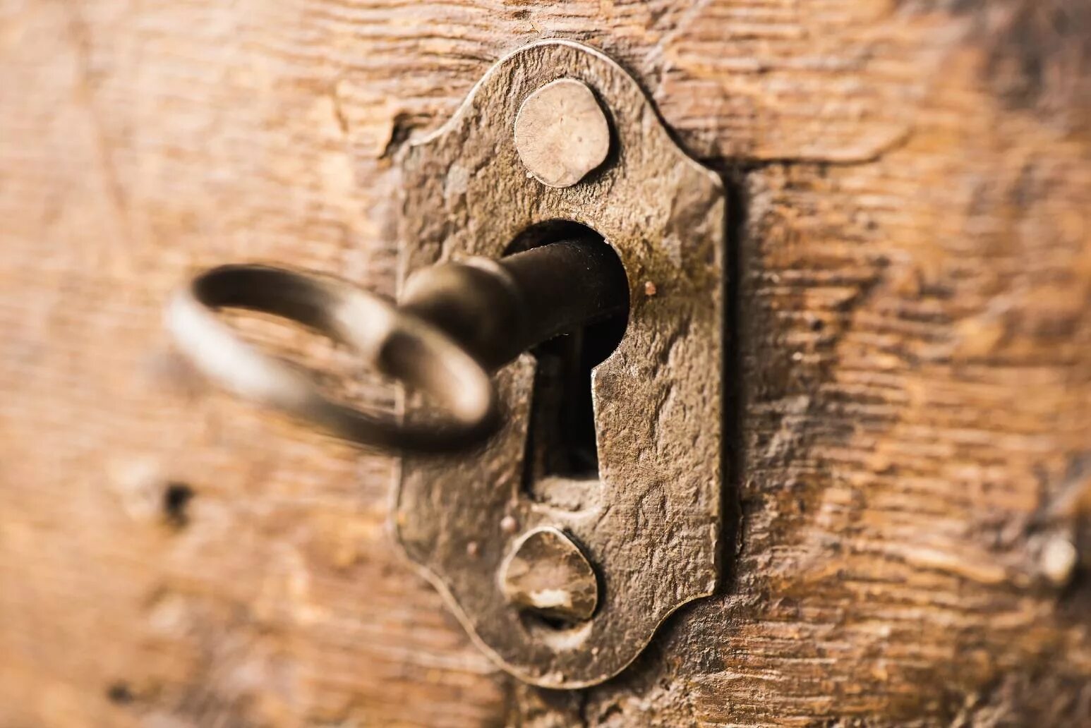 Ключ в двери. Старинные замки и ключи. Старинная дверь запертая на ключ. Ключ в замочной скважине.