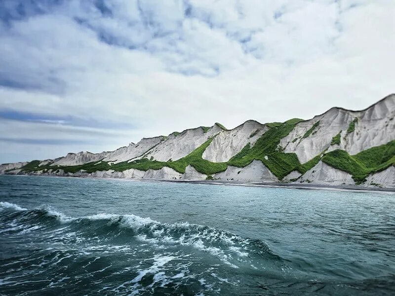 Белые скалы, остров итуруп, курилы. Горячие источники итуруп вулкан баранского. Остров онекотан вулкан креницына. Курильские острова итуруп. Белые скалы, остров итуруп, курилы.